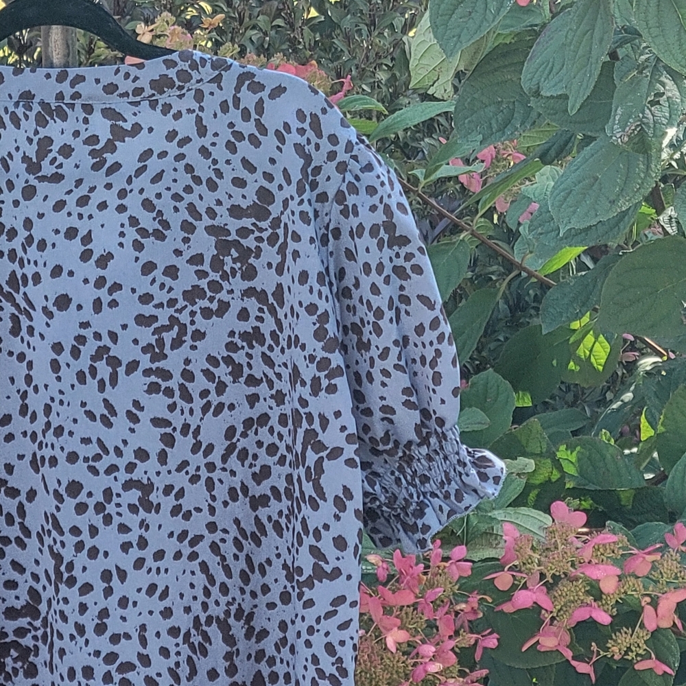 Leopard Print Blue & Black Women's 2X V NECK Puff Sleeve Blouse - Picture 6 of 10